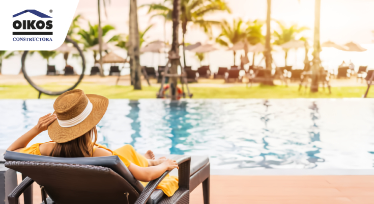 Mujer observando la piscina